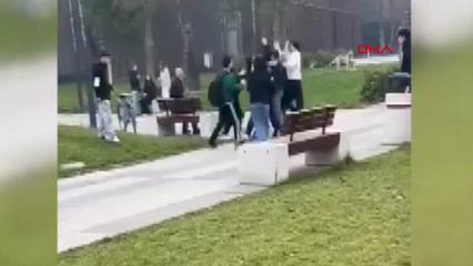 Bursa'da gençler birbirine girdi! Tekmeli yumruklu kavga kamerada
