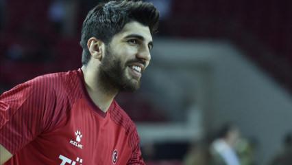 Anadolu Efes'te Burak Can Yıldızlı en az bir ay sahalardan uzak kalacak