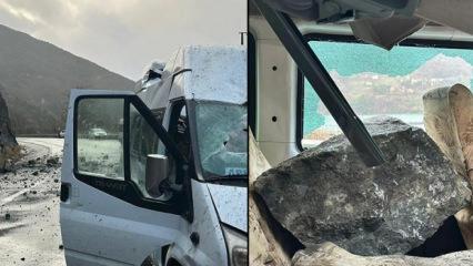 Artvin'de yama&ccedil;tan kopan kaya minib&uuml;se isabet etti