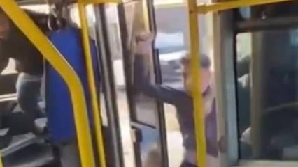 Bursa'da korku dolu anlar: Yolcu minib&uuml;s&uuml;n&uuml; satırla bastı