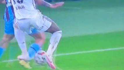 Dev maçta tartışmalı kararlar! Eski hakemler bile anlaşamadı