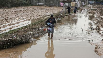 Gazze'de şiddetli yağış nedeniyle binlerce çadır su altında kaldı