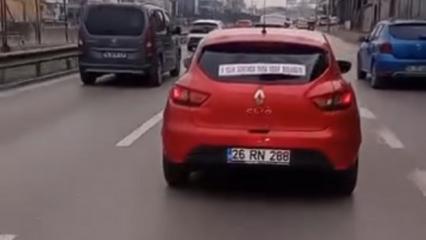 İlgin&ccedil; boşanma sevinci: Otomobilin &uuml;zerindeki not g&ouml;renleri g&uuml;ld&uuml;rd&uuml;!