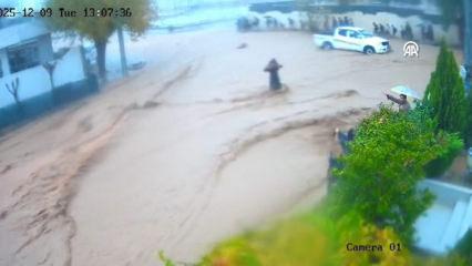 Irak'ta sel felaketi: 30 &ouml;ğrencinin duvarın altında kalmaktan kıl payı kurtuldu