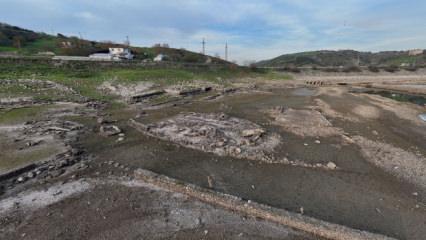 İstanbul'da barajdaki su seviyesi d&uuml;ş&uuml;nce eski k&ouml;y evleri ortaya &ccedil;ıktı