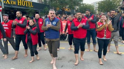 İzmir'de belediye iş&ccedil;ileri '&ccedil;ıplak ayakla' y&uuml;r&uuml;d&uuml;: Haklarımız gasp ediliyor