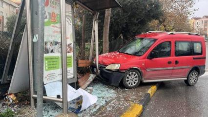 Kocaeli'de park halindeyken hareket ara&ccedil; durağa daldı