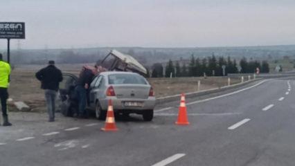 K&uuml;tahya'da otomobil ile trakt&ouml;r &ccedil;arpıştı: 2 yaralı