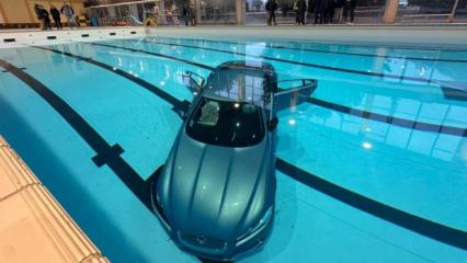 Sürücü fren yerine gaza basınca yüzme havuzuna daldı