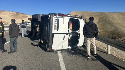 Minib&uuml;sle otomobil &ccedil;arpıştı: 4 yaralı