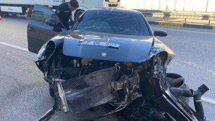 &Ouml;nce bir araca sonra alt ge&ccedil;it duvarına &ccedil;arptı: Porsche hurdaya d&ouml;nd&uuml;