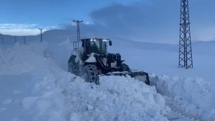 Şırnak'ta lapa lapa yağdı! Kar kalınlığı 1 metreyi aştı 