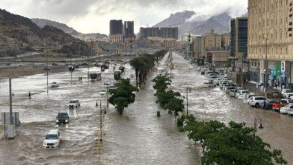 Suudi Arabistan'da şiddetli yağışlar sele yol a&ccedil;tı