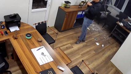  Tavana bastı, ofise d&uuml;şt&uuml;: Yara almadan kurtuldu