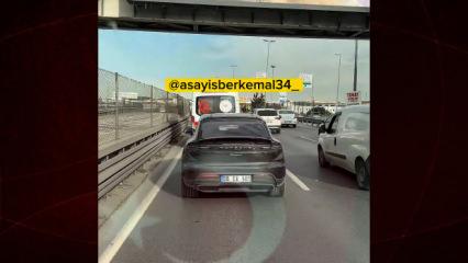 Trafikte pes dedirten anlar! Ambulansların arasına daldı sirenleri umursamadı