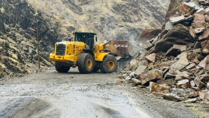 Yağış sonrası kopan kaya parçaları yolu ulaşıma kapattı