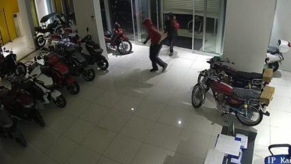 Yaşları: 14-15! Adana'da 1 dakikada 4 motosiklet çaldılar...