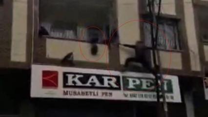  3 yaşındaki &ccedil;ocuk balkonda asılı kaldı! Komşusu canını hi&ccedil;e saydı