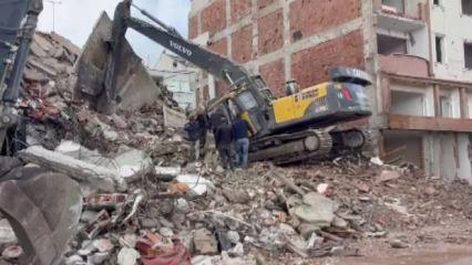  Zeytinburnu'nda kontroll&uuml; yıkımda beton par&ccedil;aları d&uuml;şt&uuml;: Bir iş&ccedil;i yaralandı