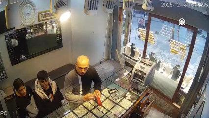 Harama el uzatmadılar! Milyonluk &ccedil;antayı bulan altın nesil kamerada