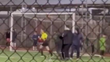 18 yaşındaki kadın hakeme &ccedil;ocukların g&ouml;z&uuml; &ouml;n&uuml;nde saldırdı