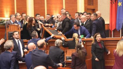 Avrupa &uuml;lkesinde 'evlere şenlik' oturum: K&uuml;rs&uuml;de meşale, başkana pet şişe...