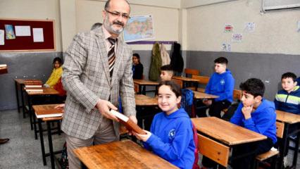 Silifke&rsquo;de anlamlı hareket: &Ouml;ğrencilere Kur&rsquo;an-ı Kerim hediye edildi