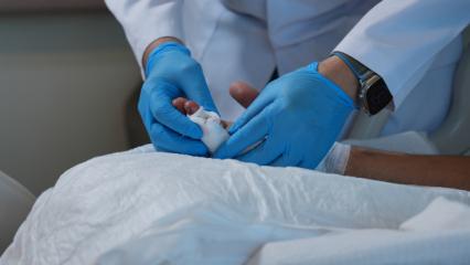 Dakikalarla yarışılan operasyon: Kopan parmak mikrocerrahi y&ouml;ntemiyle dikildi