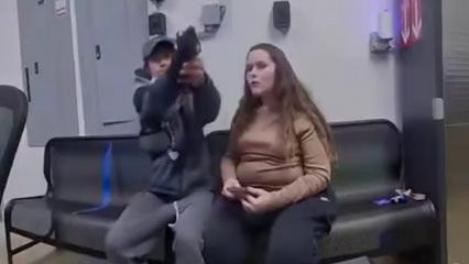 ABD'de polise silah &ccedil;eken 21 yaşındaki gencin akıbeti kamerada!