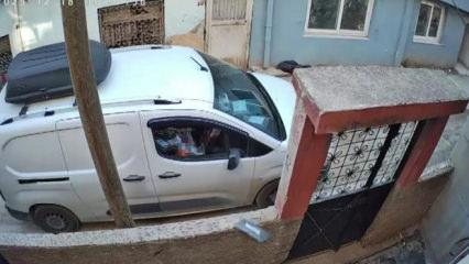 Aracından inmeden kargoyu bah&ccedil;eye fırlattığı anlar kamerada