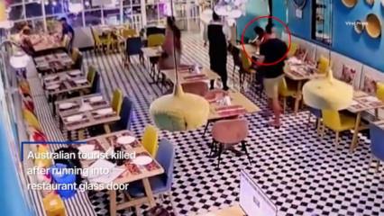 Avustralyalı turist cam kapıya &ccedil;arparak can verdi