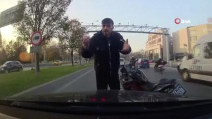 Bakırk&ouml;y&rsquo;de s&uuml;r&uuml;c&uuml;s&uuml; korna &ccedil;aldığı i&ccedil;in otomobili tekmediler