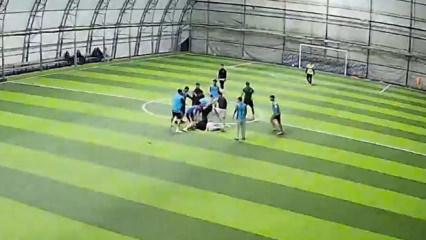 Burdur&rsquo;da halı sahada yumruklu-tekmeli kavga