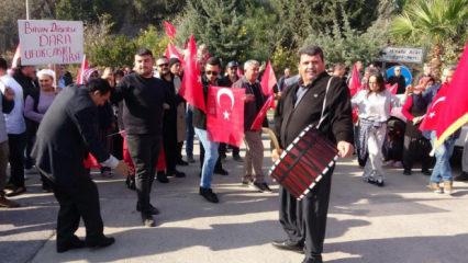 CHP'den istifa eden vekil memleketinde coşkuyla karşılandı! &Ouml;zg&uuml;r &Ouml;zel'e ağır s&ouml;zler