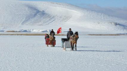 &Ccedil;ıldır G&ouml;l&uuml;&rsquo;nde kış masalı: Atlı kızaklarla buz &uuml;st&uuml;nde sezon a&ccedil;ıldı!
