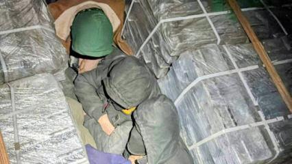 Demir y&uuml;kl&uuml; TIR&rsquo;da 37 ka&ccedil;ak g&ouml;&ccedil;men yakalandı