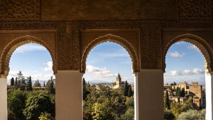 &ldquo;End&uuml;l&uuml;s&rsquo;&uuml;n kızıl tacı&rdquo;: Asırlardır zarafetini koruyor!