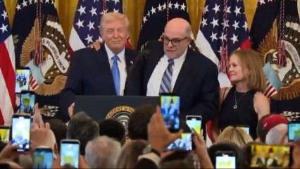 Fox News Sunucusu Levin, Trump'a sarılarak: İlk Yahudi Başkan" ilan etti