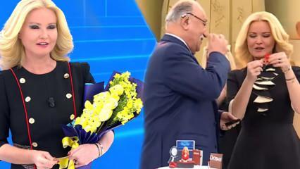 Geleneği bozmadı: Avukat Rahmi &Ouml;zkan'dan M&uuml;ge Anlı'ya 40 bin TL'lik doğum g&uuml;n&uuml; hediyesi!