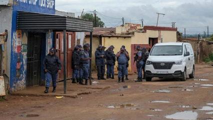 G&uuml;ney Afrika'da kan donduran vahşet! 12 cani kurşun yağdırdı: 9 &ouml;l&uuml;