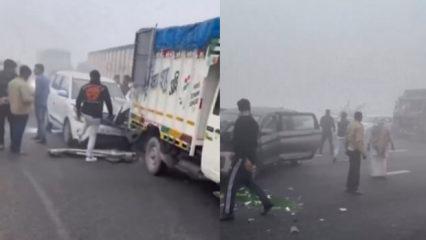 Hindistan&rsquo;da zincirleme kaza! 20 ara&ccedil; birbirine girdi