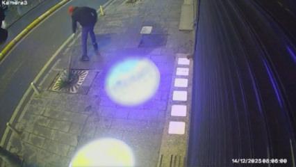 Kağıthane&rsquo;de direkleri tekmeleyip ağa&ccedil;lara zarar verdiği anlar kamerada