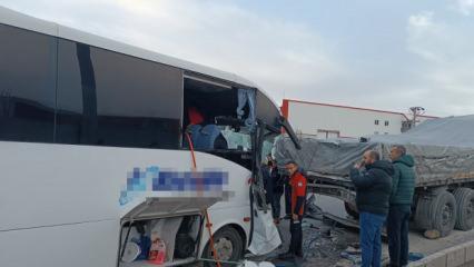 Kayseri OSB'de can pazarı! İş&ccedil;i servisi TIR&rsquo;a &ccedil;arptı: 22 yaralı