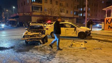 Kayseri&rsquo;de iki otomobil &ccedil;arpıştı: Savrulan ara&ccedil;lardan biri yayalara &ccedil;arptı