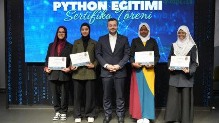 Lise &ouml;ğrencileri Python Sertifikası aldı