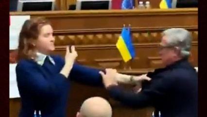 Mecliste  tansiyon y&uuml;kseldi: Ukraynalı milletvekilleri birbirine girdi