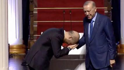 &Ouml;d&uuml;l t&ouml;reninde babasının elini &ouml;pen Bilal Erdoğan, o anları anlattı