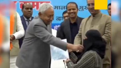 Başbakan M&uuml;sl&uuml;man kadının &ouml;rt&uuml;s&uuml;n&uuml; indirdi! Hindistan'da tepki &ccedil;eken anlar