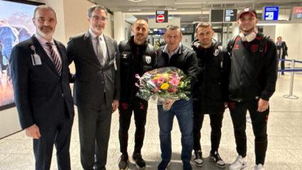 Samsunspor Almanya'da &ccedil;i&ccedil;eklerle karşılandı