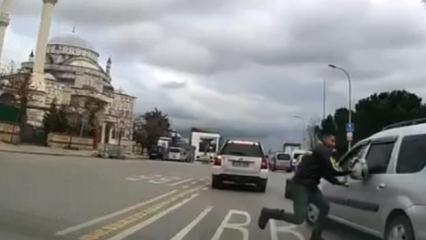 &Uuml;mraniye'de yol verme kavgası: Kaskıyla araca vurdu